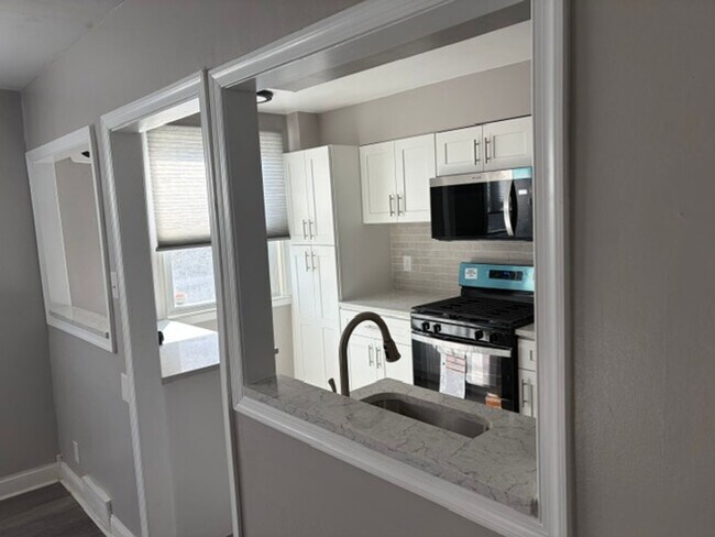 Building Photo - Gorgeous 3-Bedroom Townhome in Holmesburg! Available NOW!