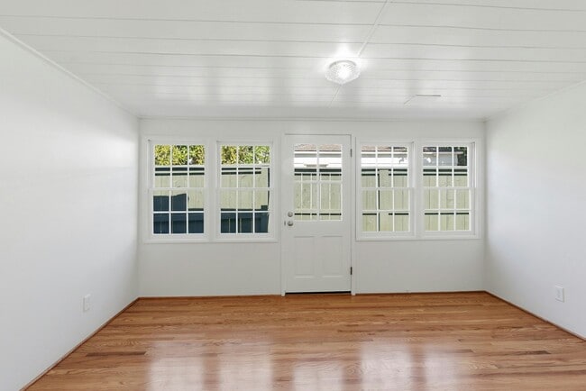 Building Photo - 7005 Draper Ave