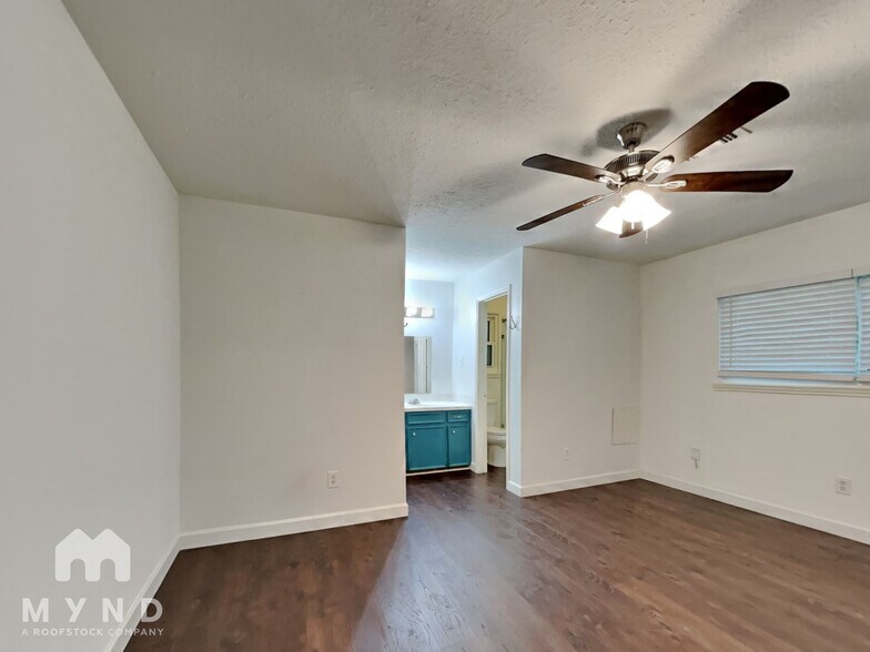 Building Photo - 2705 Laurel Creek Way