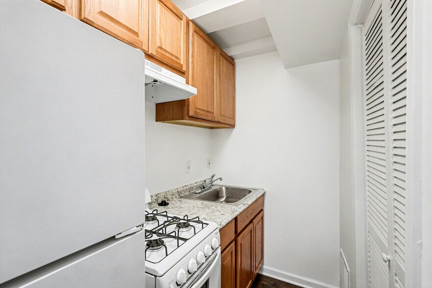 Building Photo - 506 Eastern Ave NE