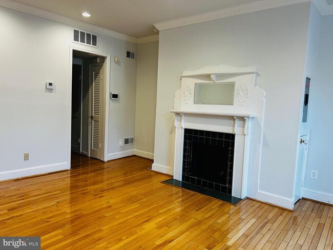 Building Photo - 225 10th St NE