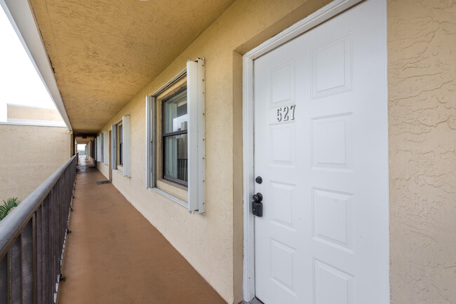 Building Photo - 896 N Federal Hwy