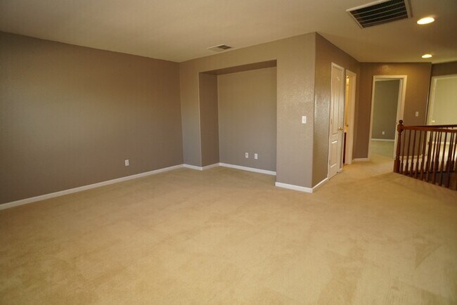 Building Photo - Spacious 4 bedroom 2.5 bathroom in Lincoln Crossing!