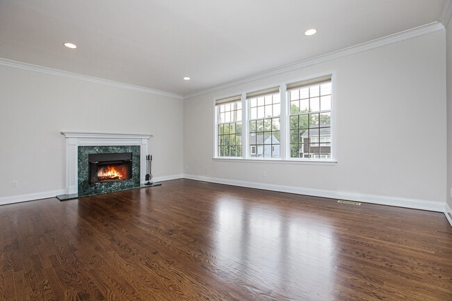 Building Photo - 423 English Pl