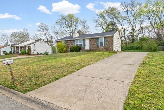 Building Photo - 3 Bedroom 2 Full Bath Home For Rent near Post!