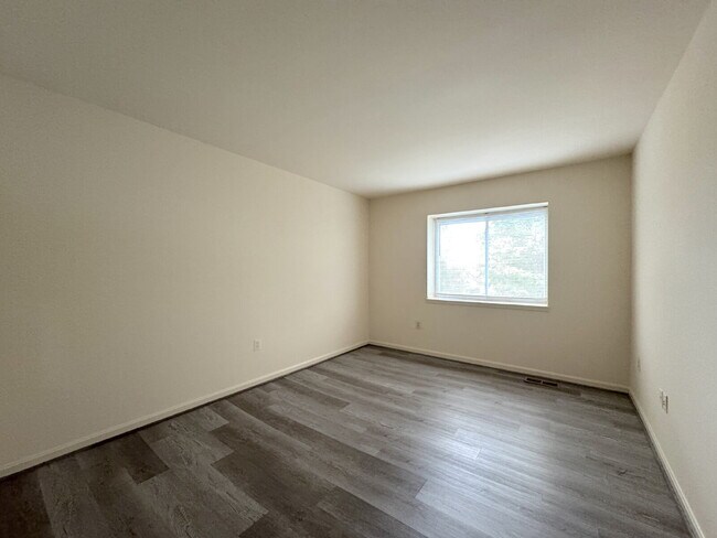Building Photo - Charming Townhome in Prime Annandale Location