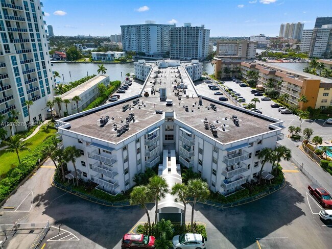 Building Photo - 1913 S Ocean Dr