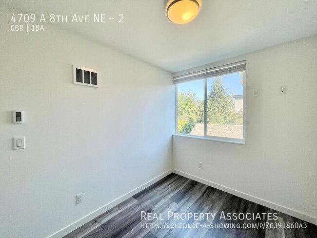 Building Photo - Modern Townhome with ROOMS Available in Un...