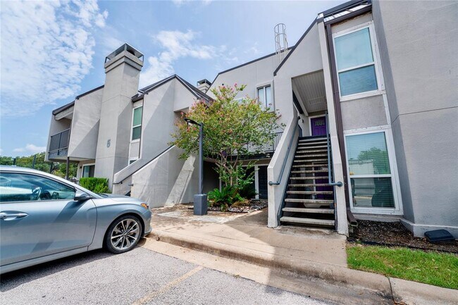 Building Photo - 935 La Posada Dr