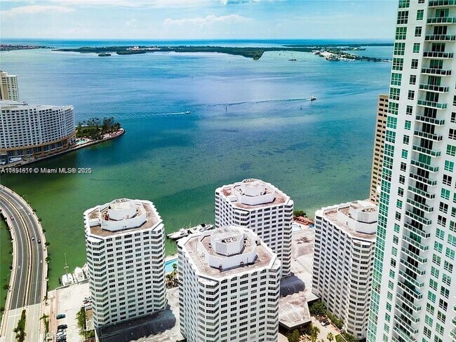 Building Photo - 905 Brickell Bay Dr