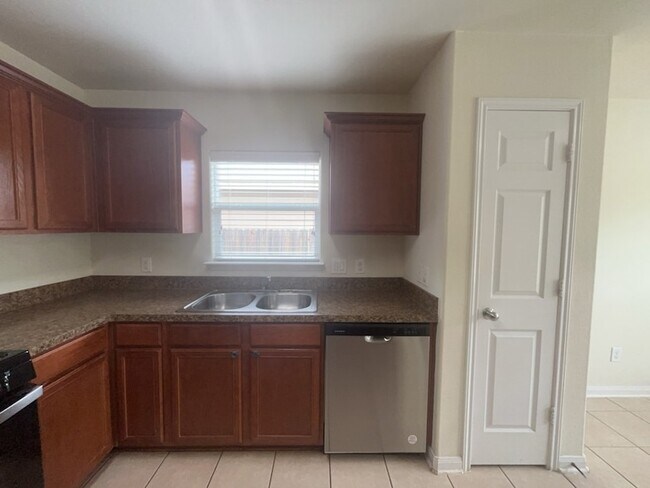 Building Photo - 10009 Iron Ridge Dr