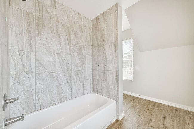 Building Photo - 424 S Broadway St