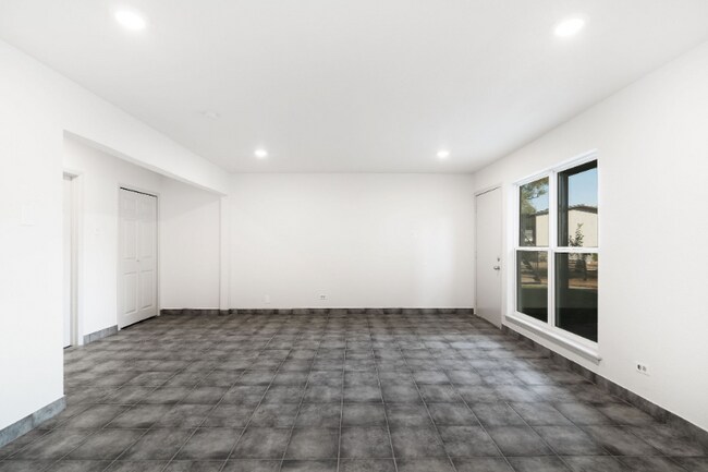 Building Photo - 2515 Clara Ln