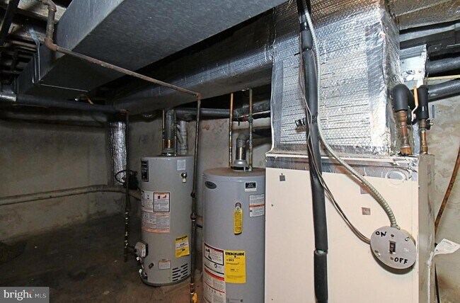 Building Photo - 1554 N Lawrence St