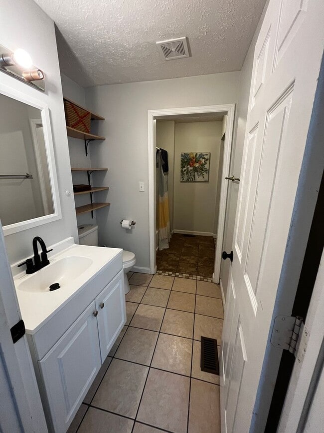 Building Photo - FURNISHED 2-BED w/OFFICE IN SHELBY PARK