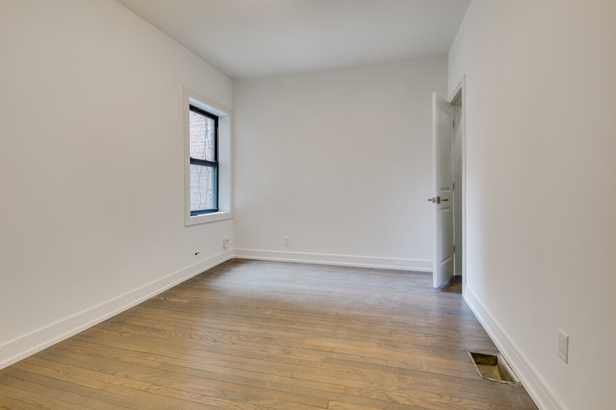 Building Photo - 3048 W Cortland St