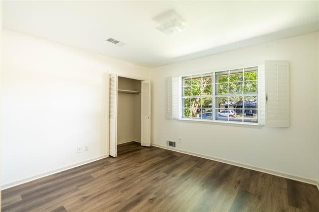Building Photo - 2217 Sylvan Dr