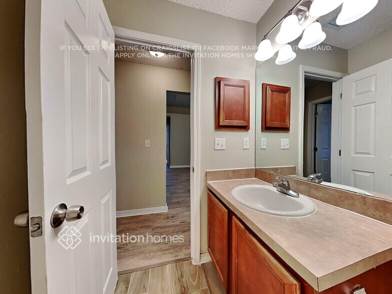 Building Photo - 6322 Ironside Dr N
