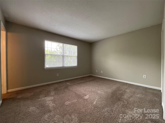 Building Photo - 8913 Hunter Ridge Dr