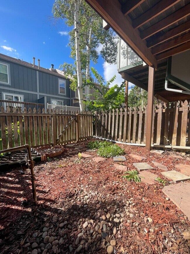 Building Photo - Beautiful 2-Bedroom Townhome in Aurora – A...