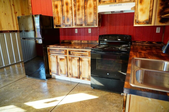 Building Photo - Rustic Home in Heart of Martin!