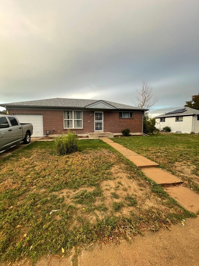 Building Photo - 4 Bed 2 Bath Ranch style Home Available Oc...