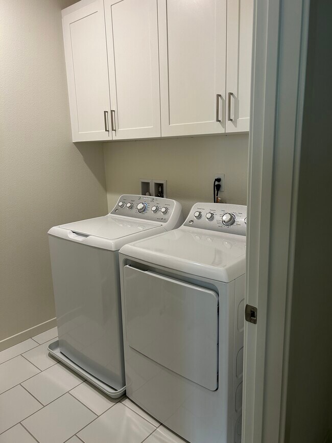 Building Photo - 212 Paramount