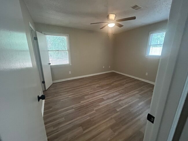 Building Photo - 19 Woodpond Ct