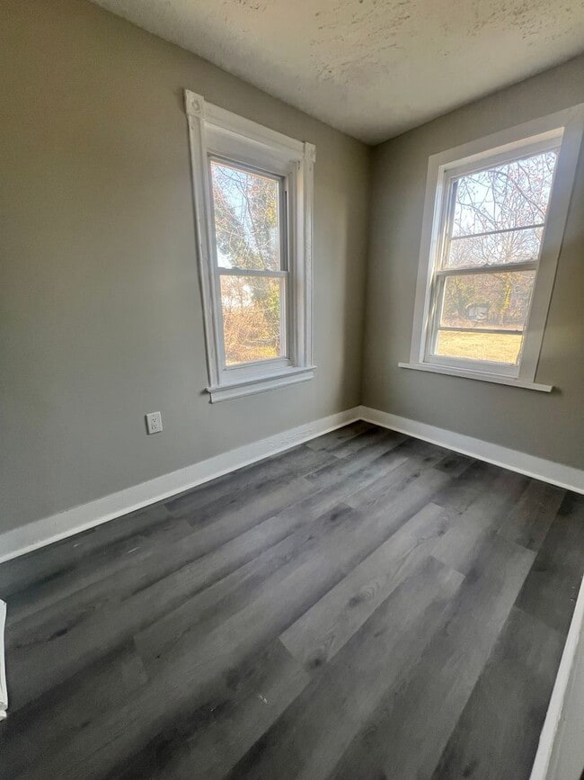 Building Photo - 4 Bedroom | 1 Bath