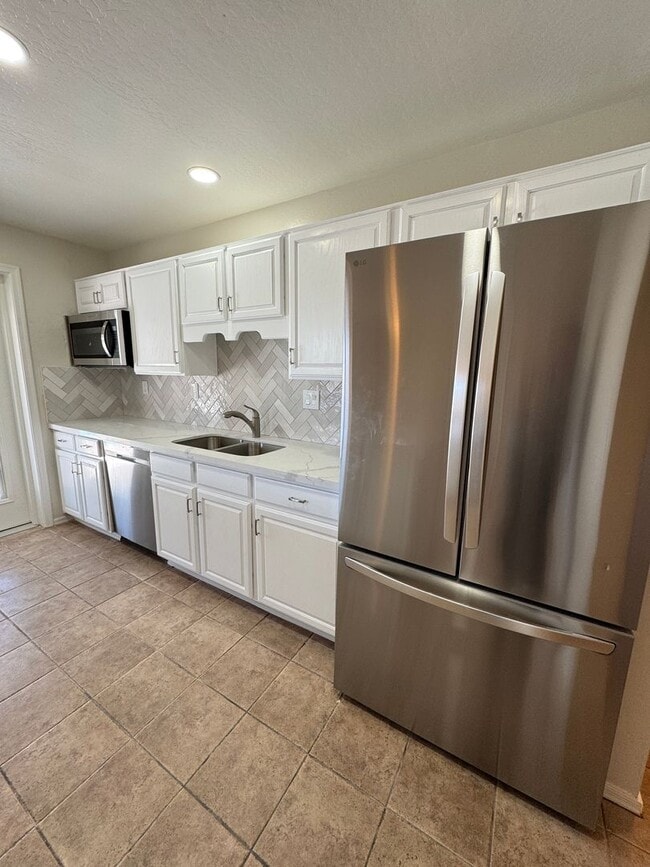 Building Photo - Spacious 4bdm 2Ba Tempe Home with New Kitchen and a Pool!