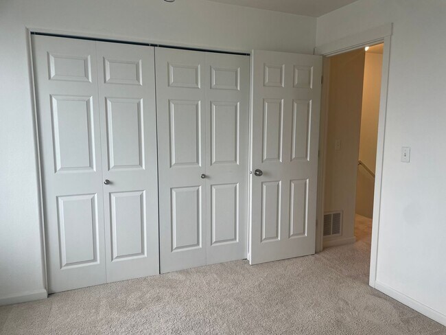 Building Photo - Beautiful Murray Hills Condo Townhome Now ...
