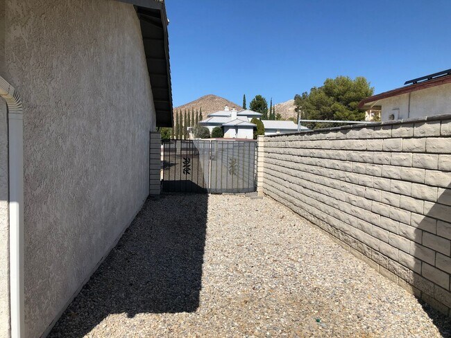 Building Photo - Beautiful 3 bedroom 2 bathroom home in Apple Valley Available now!!