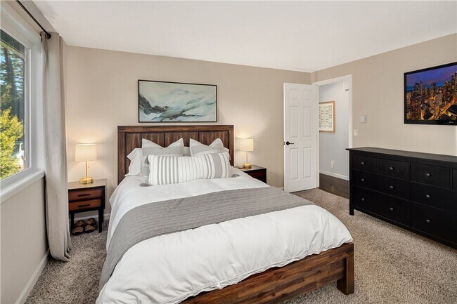 Building Photo - Updated 3 bed, 2 bath home in Greenwood