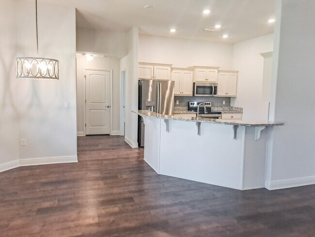 Building Photo - 5783 Dogwood Dr E