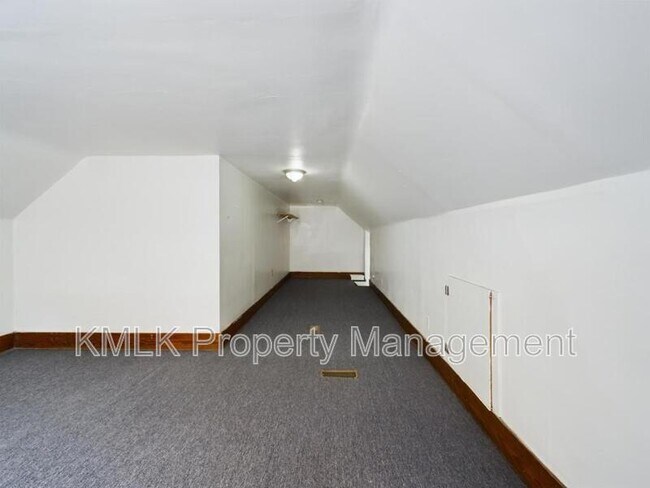 Building Photo - 695 Kling St