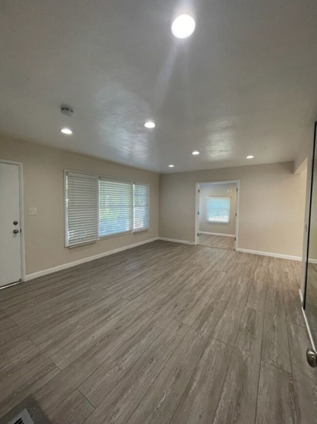 Building Photo - Gorgeous, fully remodeled house