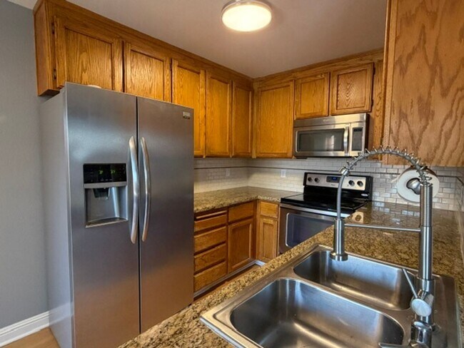 Building Photo - End unit in quiet Campbell location!
