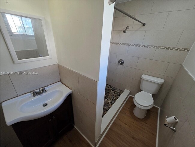 Building Photo - 811 NE 14th Ct