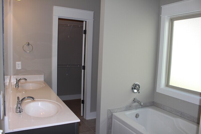 Building Photo - Craftsman-Style Home Minutes From Downtown Birmingham