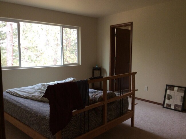 Building Photo - Wonderful 3 Bedroom 3 Bath Mead Area Rancher