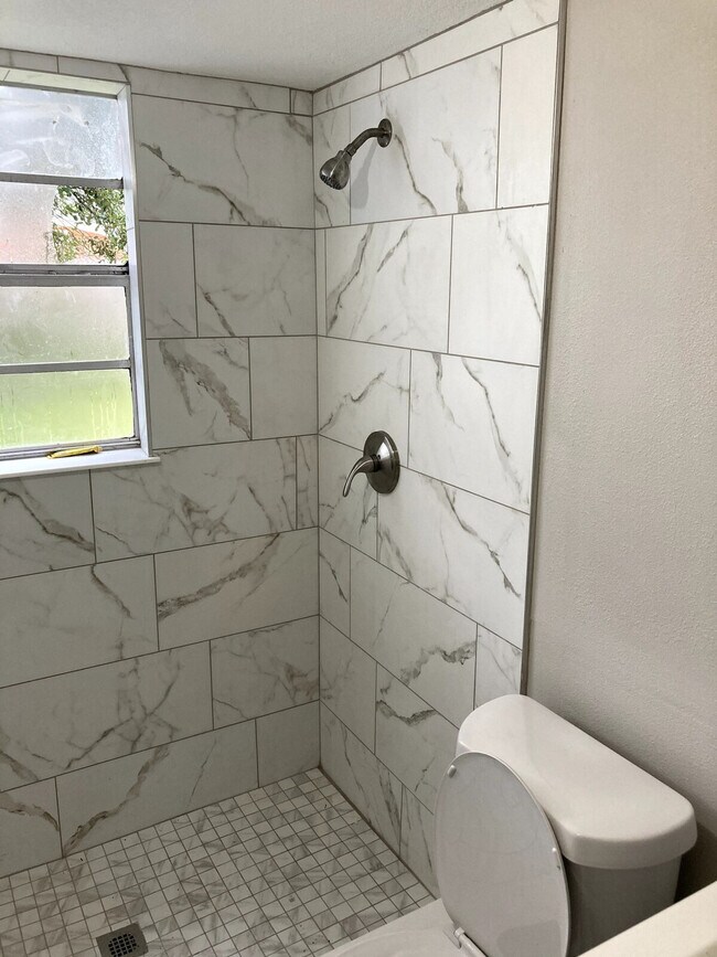 Building Photo - 4323 E Henry Ave