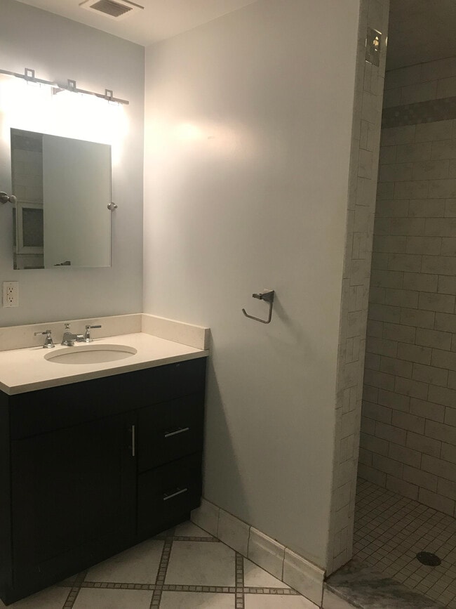 Building Photo - 5 Main St