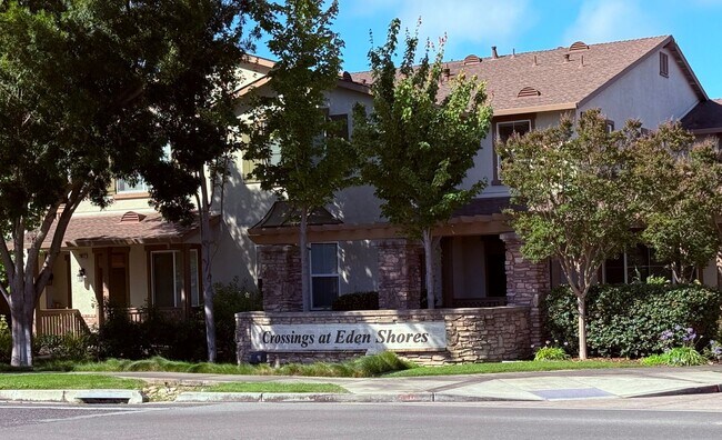 Building Photo - Hayward Condo 3 Bed/2.5 Bath Updated kitch...