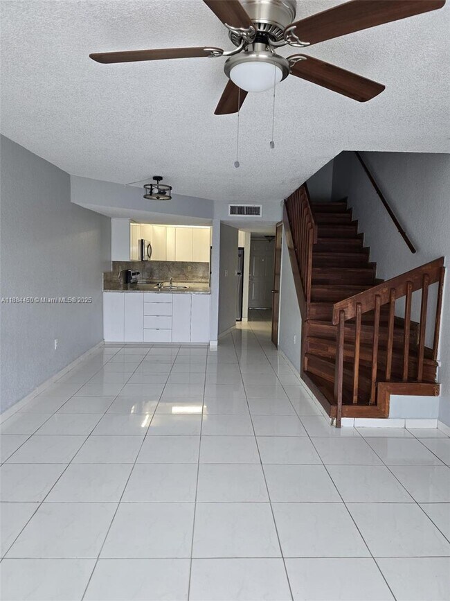 Building Photo - 210 W 68th St