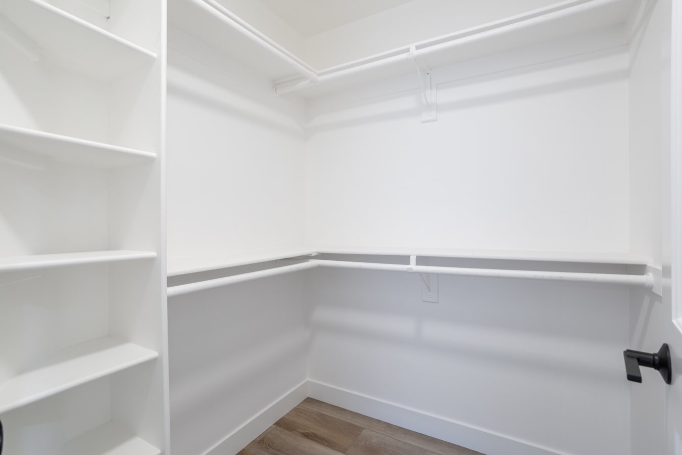 large closet in guest 1 - 162 Avenida Florencia