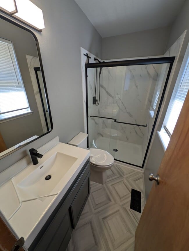 Building Photo - Well Maintained PO 3 Bedroom, HUGE FENCED ...