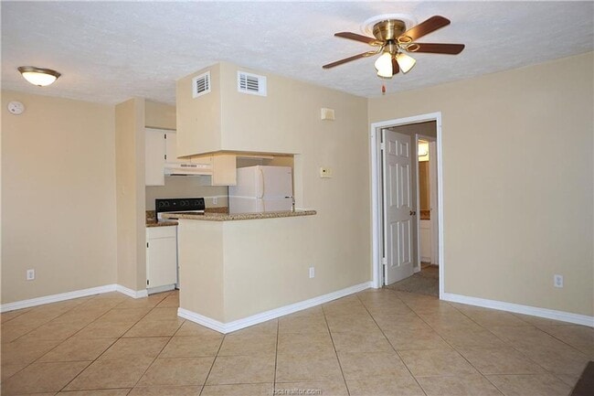 Building Photo - Available August!! One Bed, One Bath Downs...