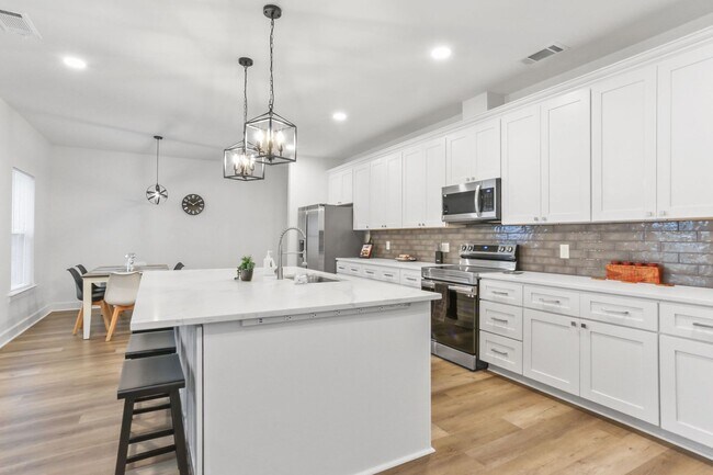 Building Photo - 417 Bedford Dr