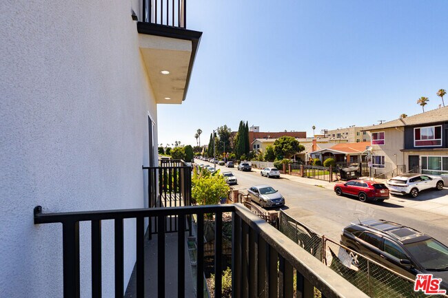 Building Photo - 5436 Romaine St