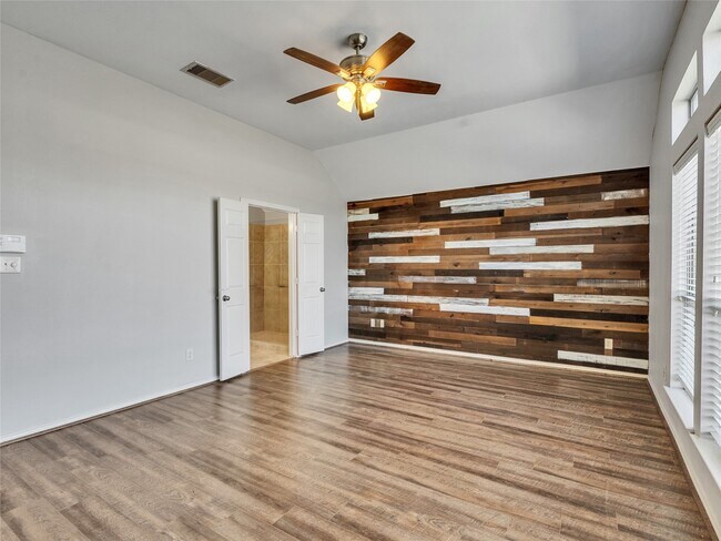 Building Photo - 5643 Walnut Glen Ln